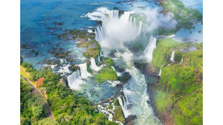 Thác Iguazu hay Thác Iguacu là thác nước của sông Iguazu ở biên giới giữa tỉnh Misiones của Argentina và bang Parana của Brazil
